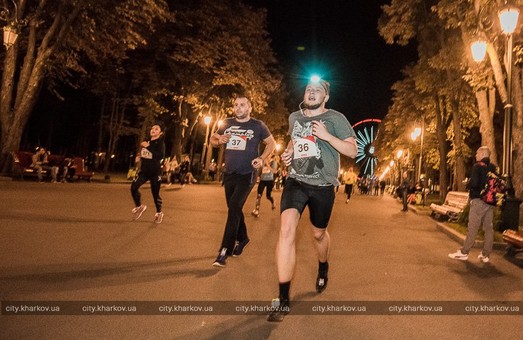 Сотні харків'ян змагались у швидкості у нічному парку Горького