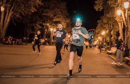 Сотні харків'ян змагались у швидкості у нічному парку Горького