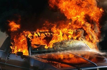 В Харкові згоріла автівка разом з водієм