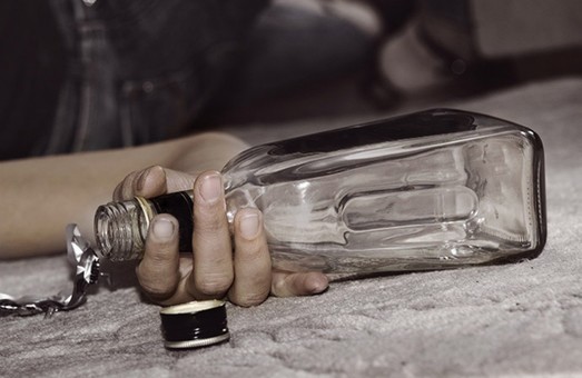 На Харківщині розслідують причини загибелі 9 осіб, які потруїлися алкоголем