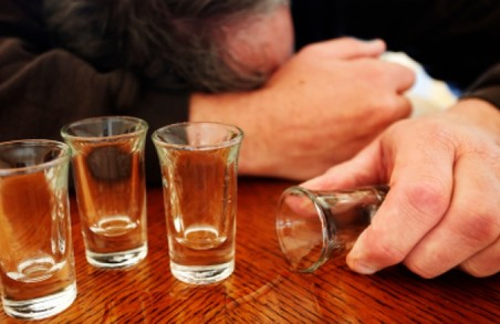 Від отруєння алкоголем на Харківщині загинули вже 12 осіб. Поліція затримала трьох продавців отрути