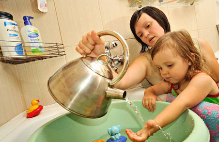 Харків'яни вимагають заборонити відключення гарячої води в "не літні" місяці