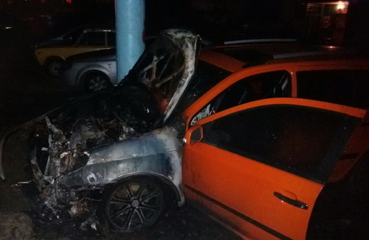 На Салтівці за ніч згоріли п'ять автівок (ФОТО)