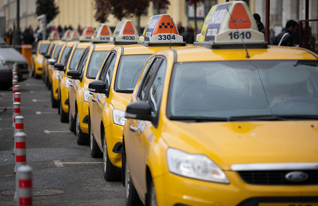 Харків'яни поскаржилися, що їм складно знайти таксі серед потоку машин