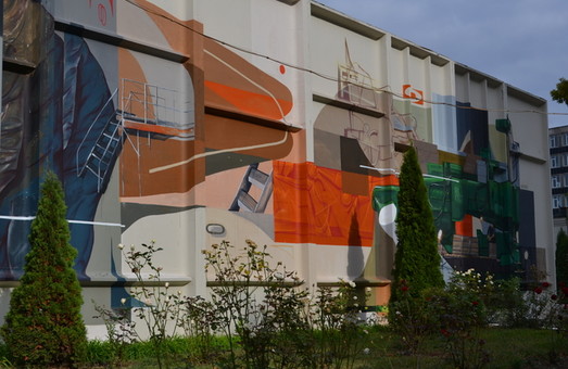 Хто й навіщо порозмальвував стіни харківського заводу