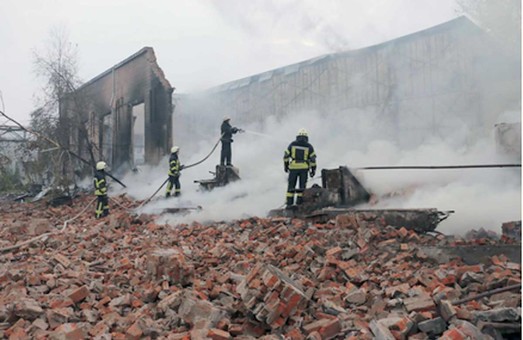 Крупна пожежа у Харкові: довелося викликати поїзд