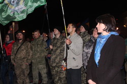 Хвилина мовчання, квіти та лампадки. У Харкові відбувся мітинг до Дня захисника України