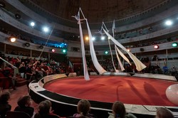"Нас б'ють - ми літаємо": виступ дитячої трупи в Старому цирку