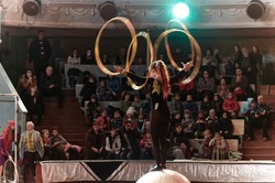 "Нас б'ють - ми літаємо": виступ дитячої трупи в Старому цирку
