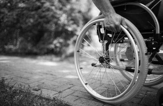 Люди з інвалідністю продовжують бути «невидимими» на вулицях