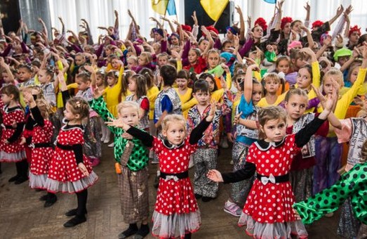 Харків'яни знов стали рекордсменами: майже 500 осіб виконали рort de bras