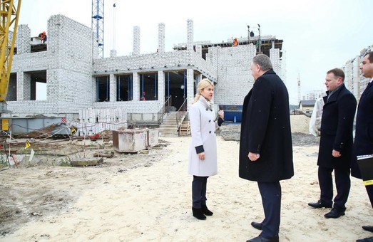 Юлія Світлична проінспектувала будівництво школи в Пісочині