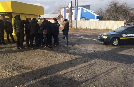 У Змійові активісти ЦК «Азов» призупинили діяльність заправки, що працювала без документів