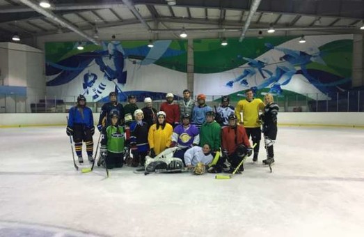 Дівчата теж грають у хокей: в Україні стартує перший жіночий хокейний чемпіонат