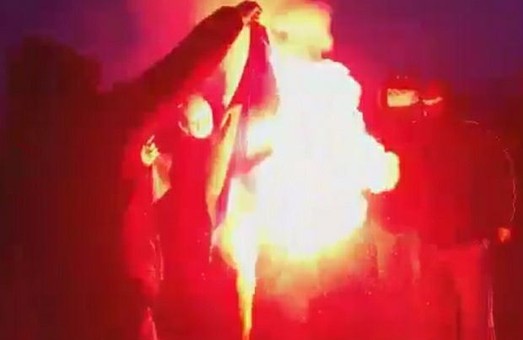 На «Марші незалежності» у Польщі спалили прапор України: дипломатія очікує реакції (ВІДЕО)