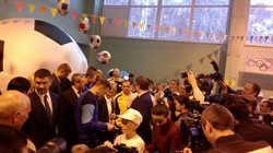 Юлія Світлична і Андрій Шевченко відвідали дитячу школу і військових в госпіталі