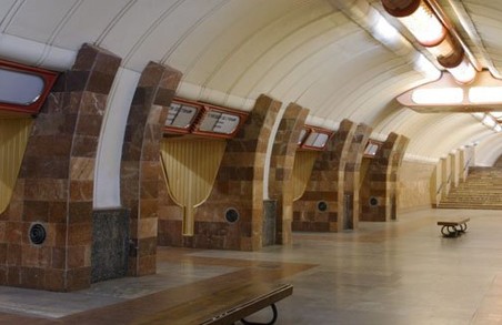 На станції метро "Архітектора Бекетова" знайшли підозрілий пакет