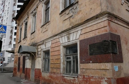 У Харкові невідомі демонтували меморіальну дошку поету Михайлу Кульчицькому