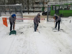 Харківські "азовці" разом зі "Схiдним Корпусом" влаштували сніговий суботник біля лікарень (ФОТО)