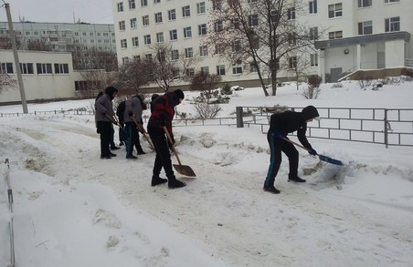 Харківські "азовці" разом зі "Схiдним Корпусом" влаштували сніговий суботник біля лікарень (ФОТО)