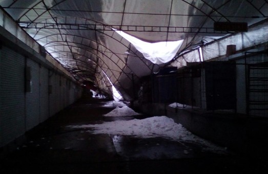 Наслідки снігопаду: на території торгцентру обвалився дах (ФОТО)