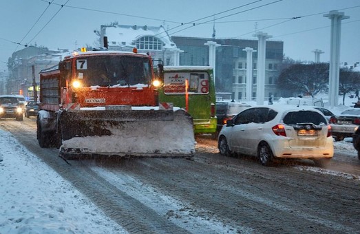 Харківські комунальники обіцяють вивезти сніг найближчим часом