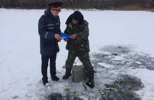 Харківські рибалки ловлять, не зважаючи на тонкий лід