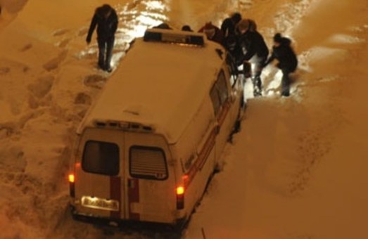 Зі снігових заметів рятувальники витягли дві "швидких"