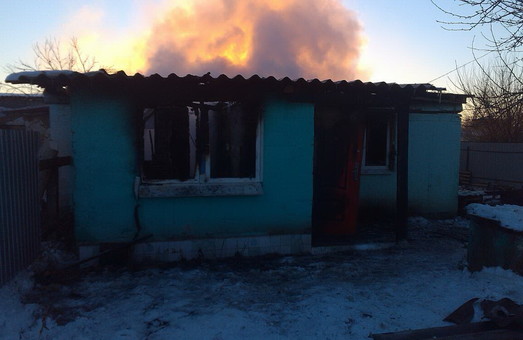 Троє чоловіків мало не згоріли в приватному будинку на Харківщині