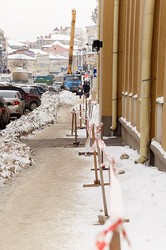 В Харкові знімають бурульки та сніг з дахів (фоторепортаж)