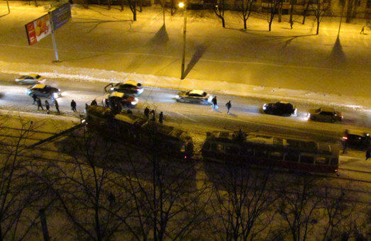 26-й трамвай зніс стовп в районі ТЦ "Україна" (ФОТО)