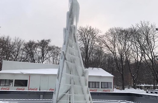 В саду Шевченка встановили льодяний фонтан