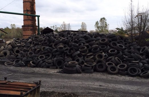 Жителі Чугуєва скаржаться на відновлення роботи закритого активістами ЦК "Азов" заводу