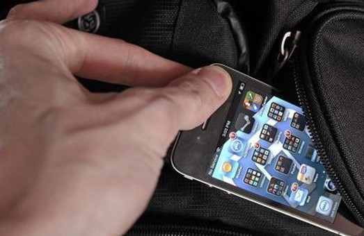 Крадія мобільних телефонів зловлено на "підставі"