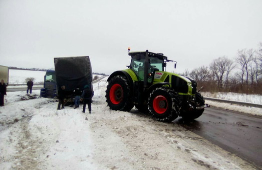 Рятувальники витягнули зі снігу вантажівки «DAF» та мікроавтобус «Газель»