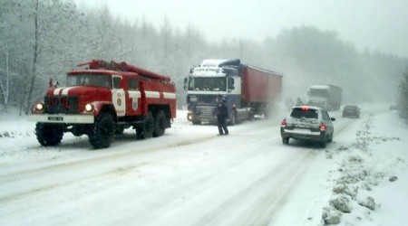 Рятувальники витягнули зі снігу 24 карети швидкої медичної допомоги