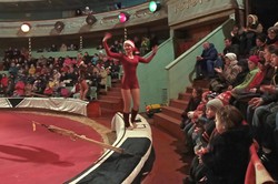 Старий цирк дав новорічну виставу для малечі з дитбудинків / Фоторепортаж