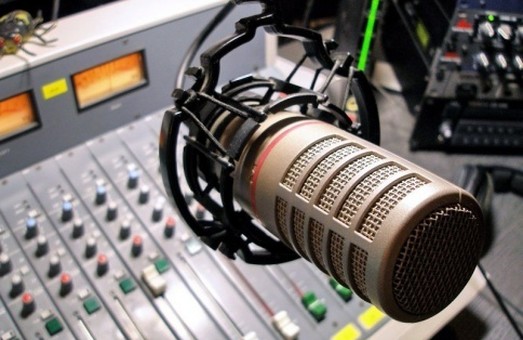 Радіодіджеї однієї надто популярної української радіостанції залишаться без зарплати надовго