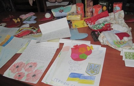 Учні харківських шкіл передали новорічні подарунки військовим 92 ОМБр