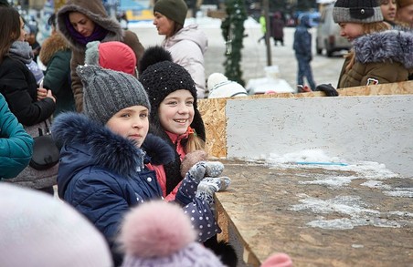 Каток на Майдані Свободи став улюбленим місцем зимового відпочинку харків'ян/ Фото, Відео