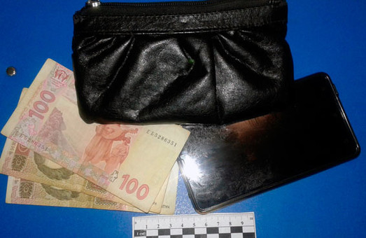 Злодійка викрала телефон і гроші з жіночої сумочки в супермаркеті
