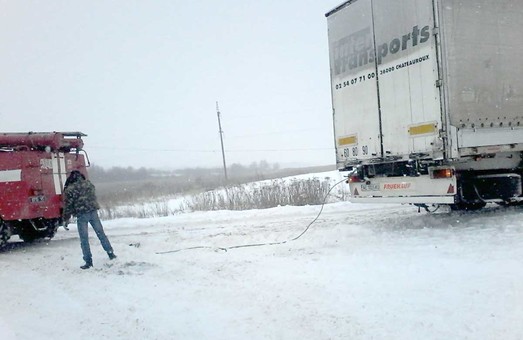 В снігу застрягли чотири автомобілі