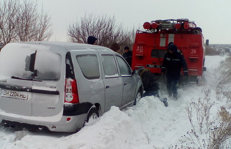 Зі снігового полоні було витягнуто три автомобіля швидкої медичної допомоги/ Фото