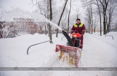 Сніг у Харкові почали вбирати за допомогою нових роторних снігоочищувачів/ Фото
