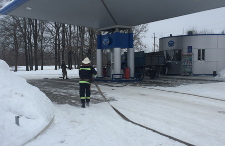 Рятувальники погасили пожежу нафти та нафтопродуктів у резервуарах на АЗС/ Фото