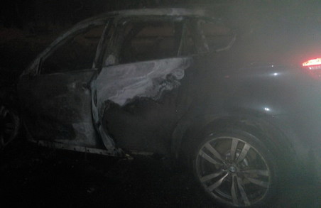 У Харкові згоріла автівка вартістю в кілька мільйонів/Фото, Відео