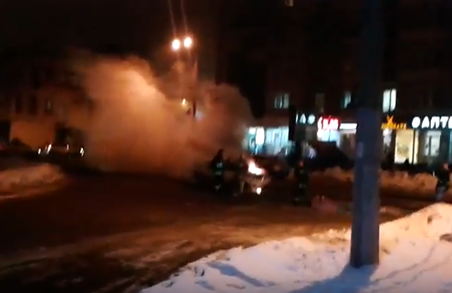 У Харкові посеред дороги загорівся автомобіль (Відео)