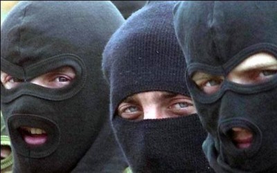 У Харкові до райвідділу поліції було доставлено 70 затриманих осіб в камуфляжній формі, масках та зі зброєю/ ВІДЕО