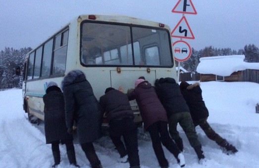 Рятувальники визволили пасажирів автобусу на Волноваху
