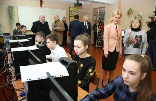 Школи Харківщини отримали 1419 комплектів комп'ютерного обладнання з Китаю - Світлична